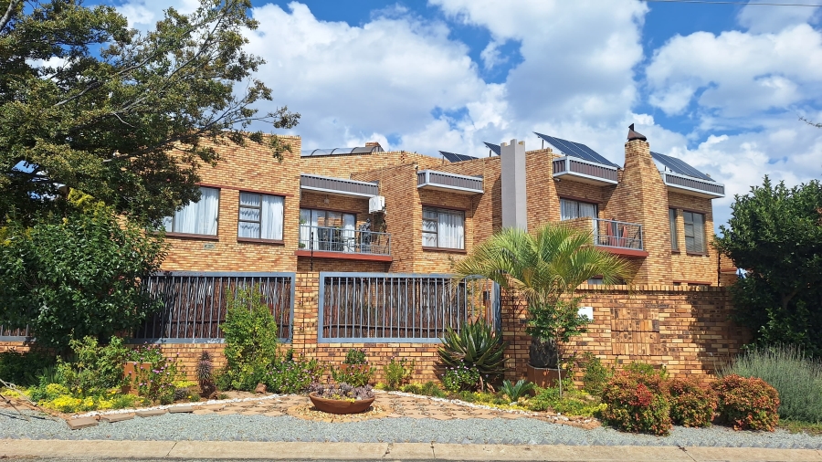 6 Bedroom Property for Sale in Van Der Hoff Park North West
